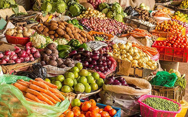 Tomatoes, beets, carrots, peas, potatoes, cabbage, and other vegetables in a market