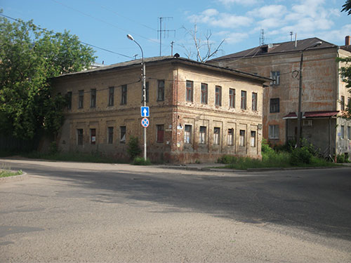 abandon building on a street corner